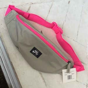 NWT Nike hip pack